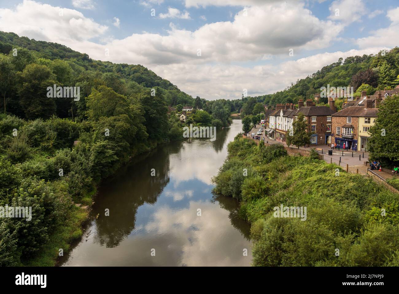 Die Landschaft eines Flusses, der durch eine Schlucht fließt, wobei der Himmel im Wasser nachgelenkt wird. In diesem Fall handelt es sich um die Ironbridge Gorge in Shropshire, Großbritannien Stockfoto