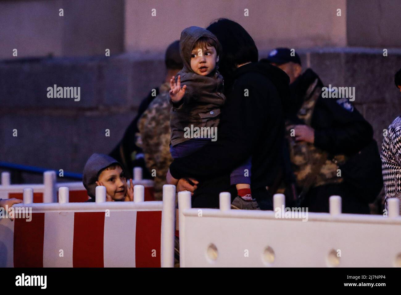 Dnipro, Ukraine. 10.. Mai 2022. Ukrainer mit Kindern warten in der Schlange auf den Zug nach Lemberg, in der Hoffnung, nach Polen zu fliehen, während die russische Invasion der Ukraine weitergeht. (Bild: © Daniel Ceng Shou-Yi/ZUMA Press Wire) Stockfoto