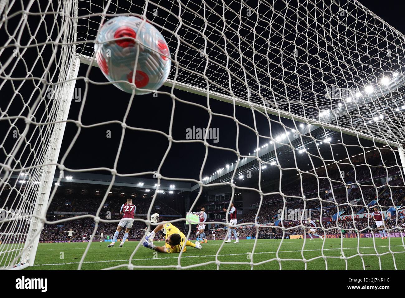 Birmingham, England, 10.. Mai 2022. Emiliano Martinez von Aston Villa taucht vergeblich ab, als ein Kopfball von Sadio Mane aus Liverpool beim Premier League-Spiel in Villa Park, Birmingham, ins Netz für ihr zweites Tor einsteigt. Bildnachweis sollte lauten: Darren Staples / Sportimage Stockfoto