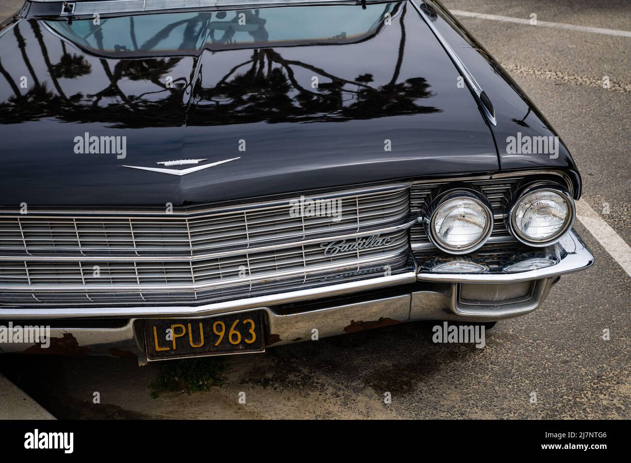 Foto eines älteren, klassischen schwarzen Cadillac-Cabrios, das in der Nähe des Strandes im gehobenen Viertel Belmont Shore geparkt ist Stockfoto