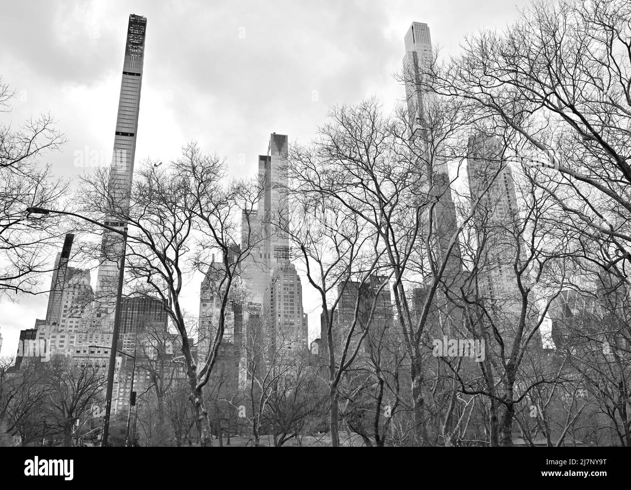 Die ikonische Skyline der Wolkenkratzer von Midtown vom Central Park, New York City, NY Stockfoto