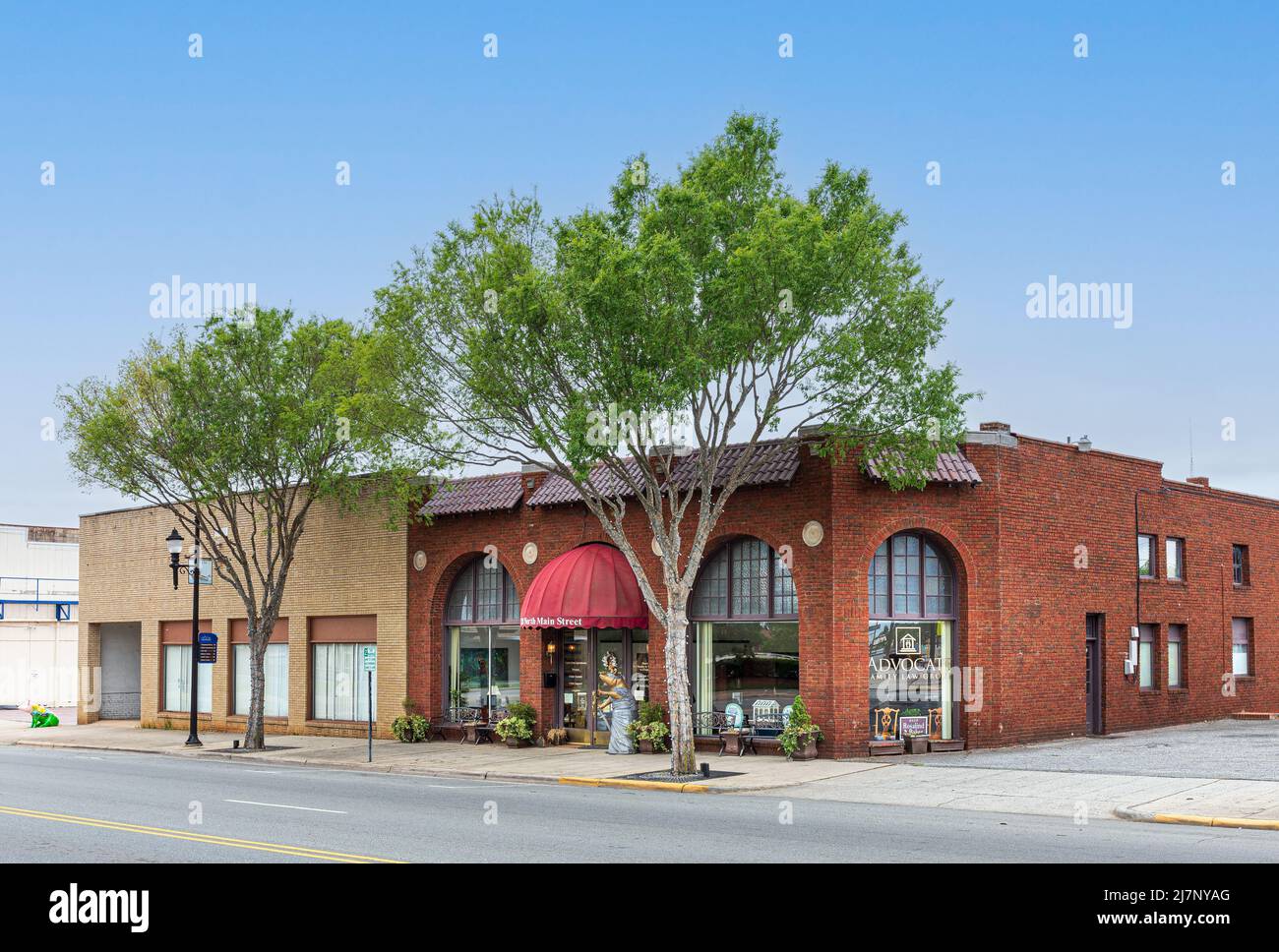 LEXINGTON, NC, USA-8 MAY 2022: Das Gebäude der Advocate Family Law Group an der Main Street. Schräge Vorderansicht. Stockfoto