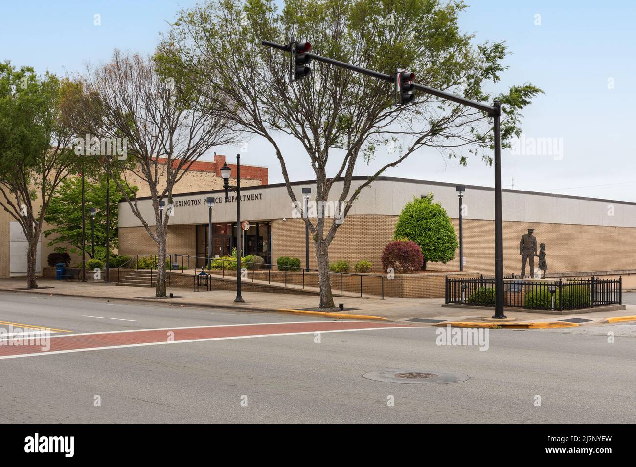 LEXINGTON, NC, USA-8 MAY 2022: Gebäude des Lexington Police Department, zeigt Gebäude und Statue des Polizisten und Kindes. Stockfoto