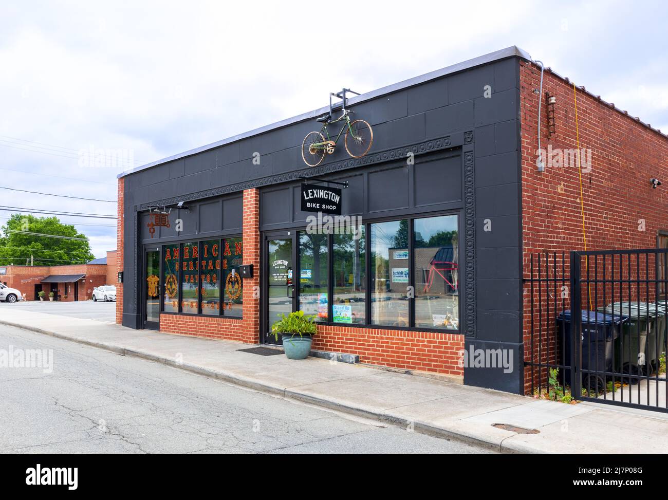 LEXINGTON, NC, USA-8 MAY 2022: Lexington Bike Shop und American Heritage Tattoo, Gebäude und Schilder. Stockfoto