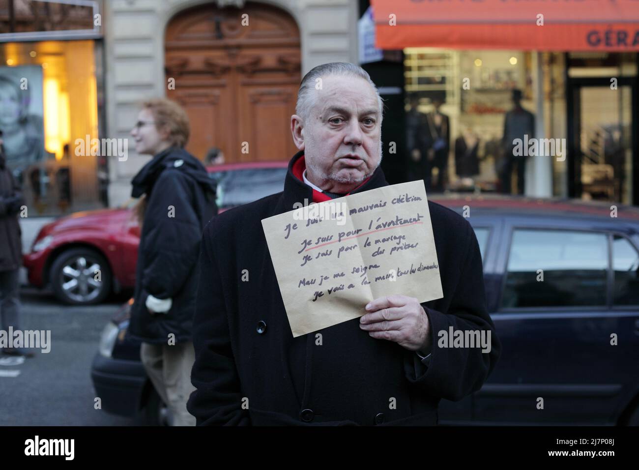 Paris : Manifestation contre le projet de loi anti-avortement en Espagne 01er février 2014. Portrait d'un homme âgé à pancarte 'je suis un mauvais... Stockfoto
