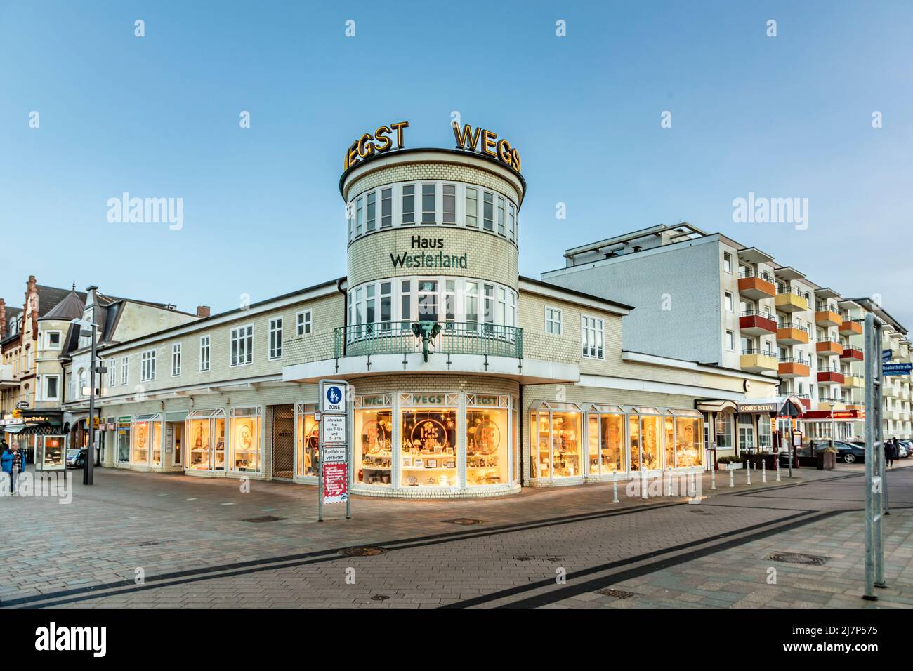 Westerland, Deutschland - 19. Februar 2022: Ladengeschäft Westerland im Dorf Westerland auf der Insel Sylt im Abendlicht. Stockfoto