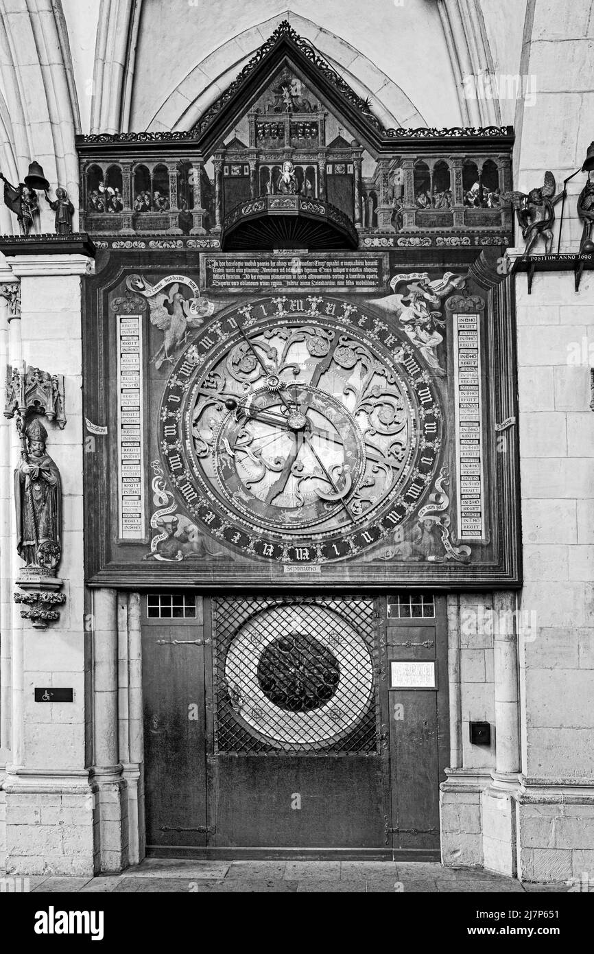 Münster, Deutschland - 29. April 2022: Die astronomische Uhr im St.-Paulus-Dom in Münster, die im Mittelalter erbaut wurde und aus der Sie stammen Stockfoto