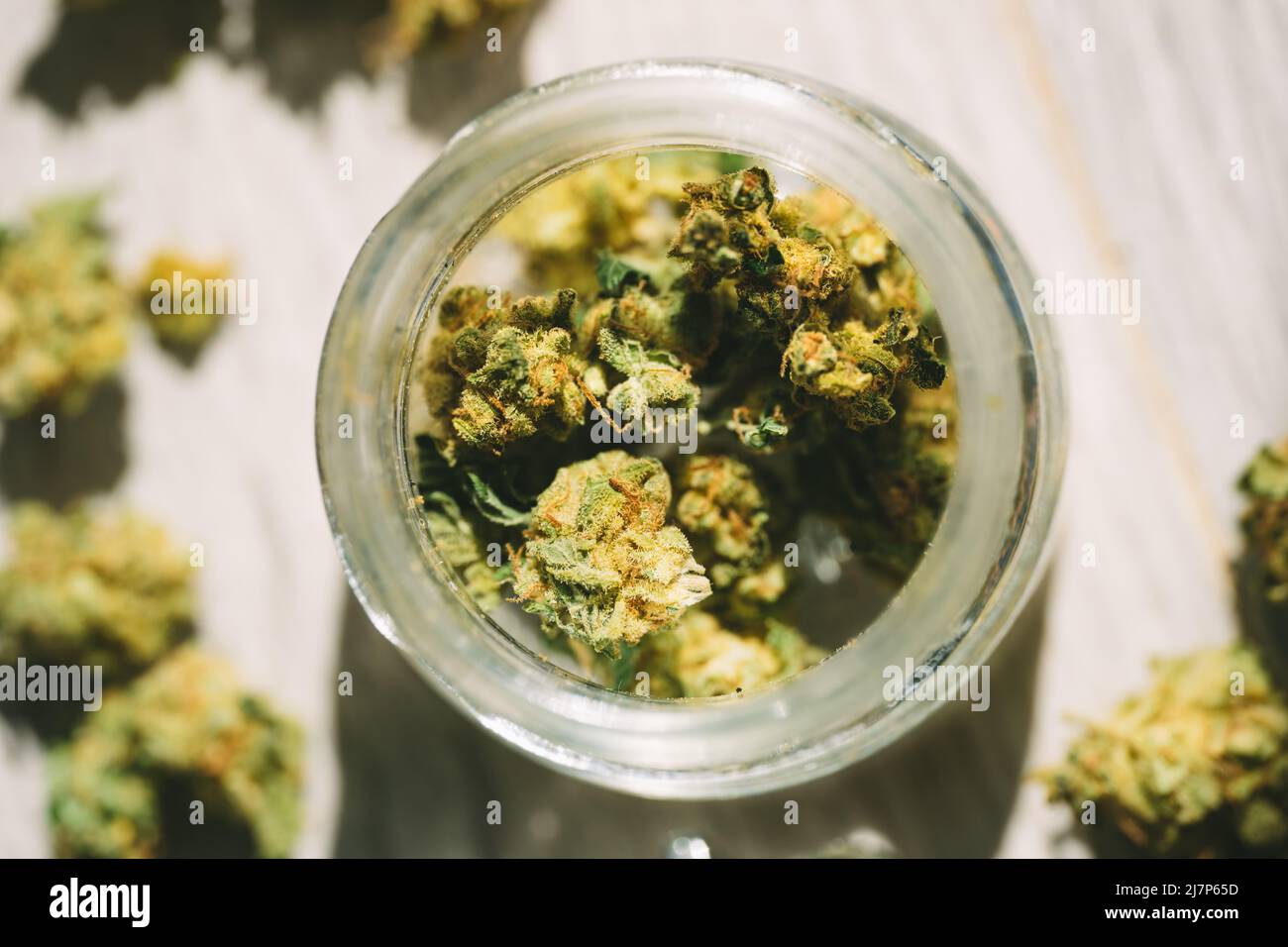 Nahaufnahme von medizinischen Marihuana- oder Cannabisblütenknospen im Glasgefäß Stockfoto