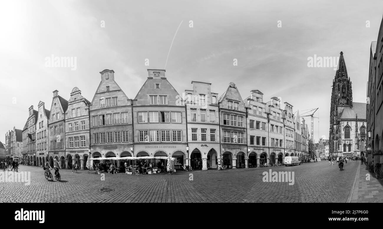 Münster, Deutschland - 29. April 2022: Panoramasicht auf die Fassade alter historischer Häuser in Panoramasicht auf den Prinzipal markt engl: Platz des Prinzen i. Stockfoto