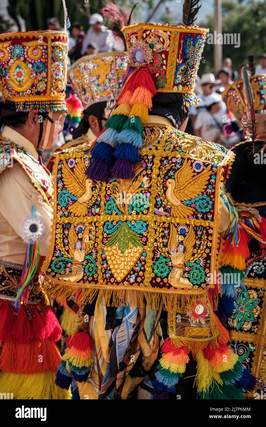 Choquekillka Festival. Tänzer beim Senor de Choquekillka Festival in den Straßen der peruanischen Stadt Ollantaytambo im Heiligen Tal. Stockfoto