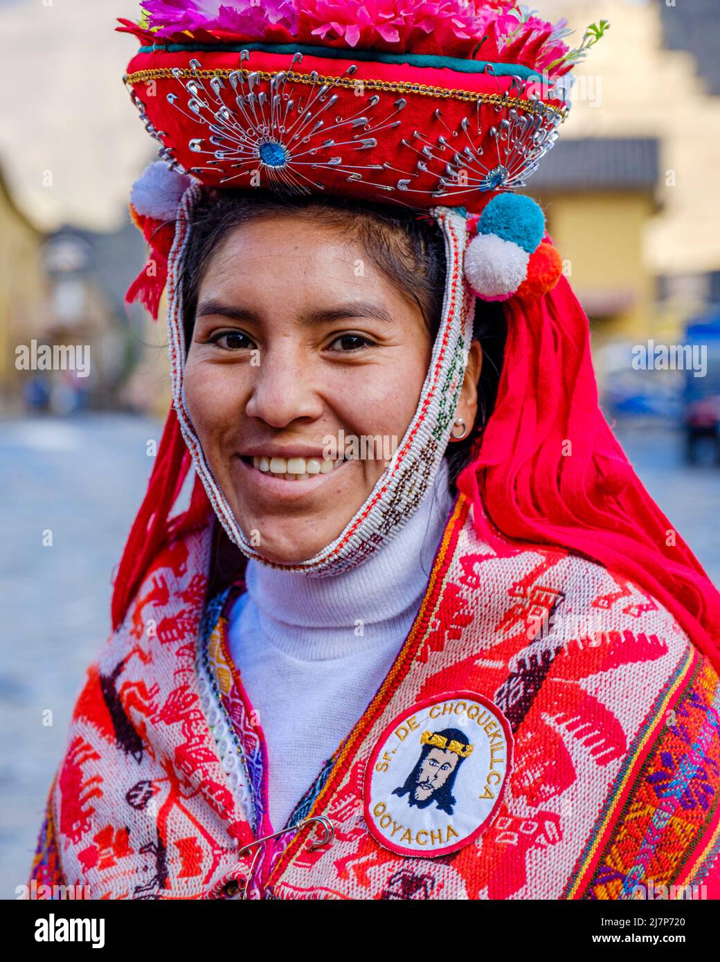 Peruanische Frauen, einheimische peruanische Frau in traditioneller Kleidung, Senor de Choquekillka Festival, Ollantaytambo, Urubamba Valley, Peru Stockfoto