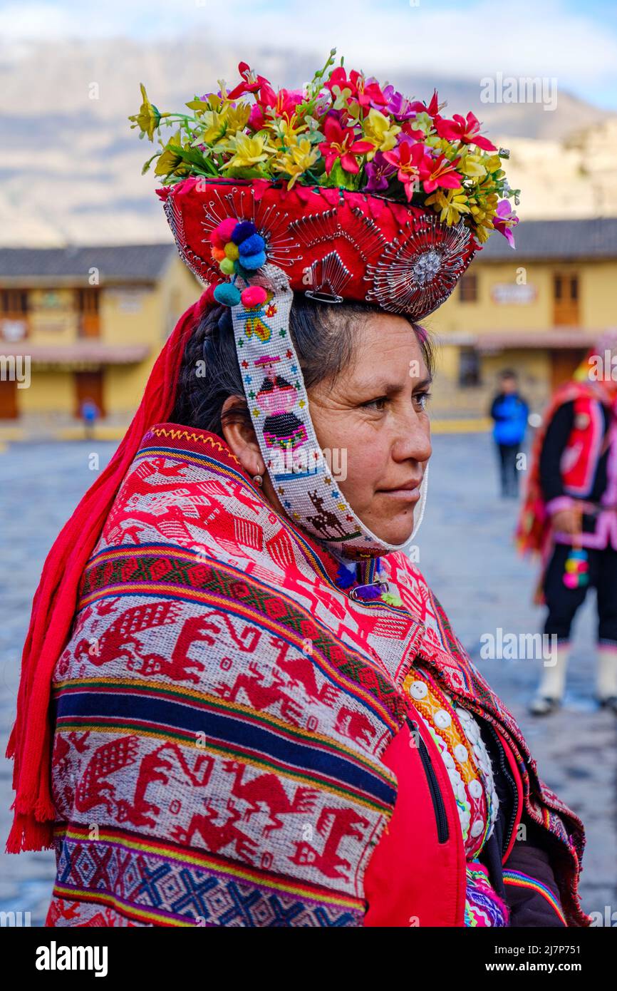 Peruanische Frauen, einheimische peruanische Frau in traditioneller Kleidung, Senor de Choquekillka Festival, Ollantaytambo, Urubamba Valley, Peru Stockfoto