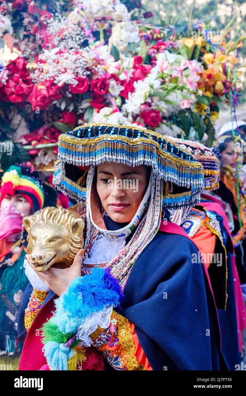 Peru Frauen, Choquekillka Festival Prozession. Frau mit Señor de Choquekillka-Bild in der peruanischen Stadt Ollantaytambo. Stockfoto