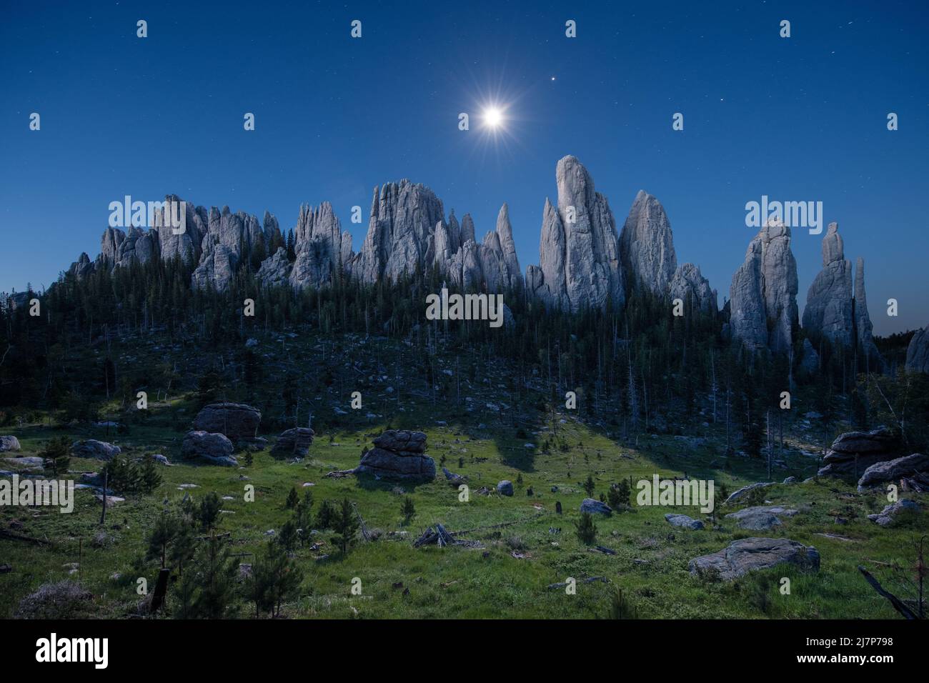 Der Mond geht unter, während die massiven Türme der Black Hills die fangen Stockfoto