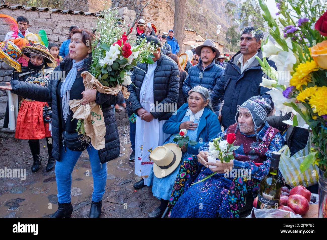 Lateinamerikanische ältere Menschen, Seniorenpaar und Familie, Gläubige beten, religiöses fest in Ollantaytambo, Urubamba Valley, Peru Stockfoto