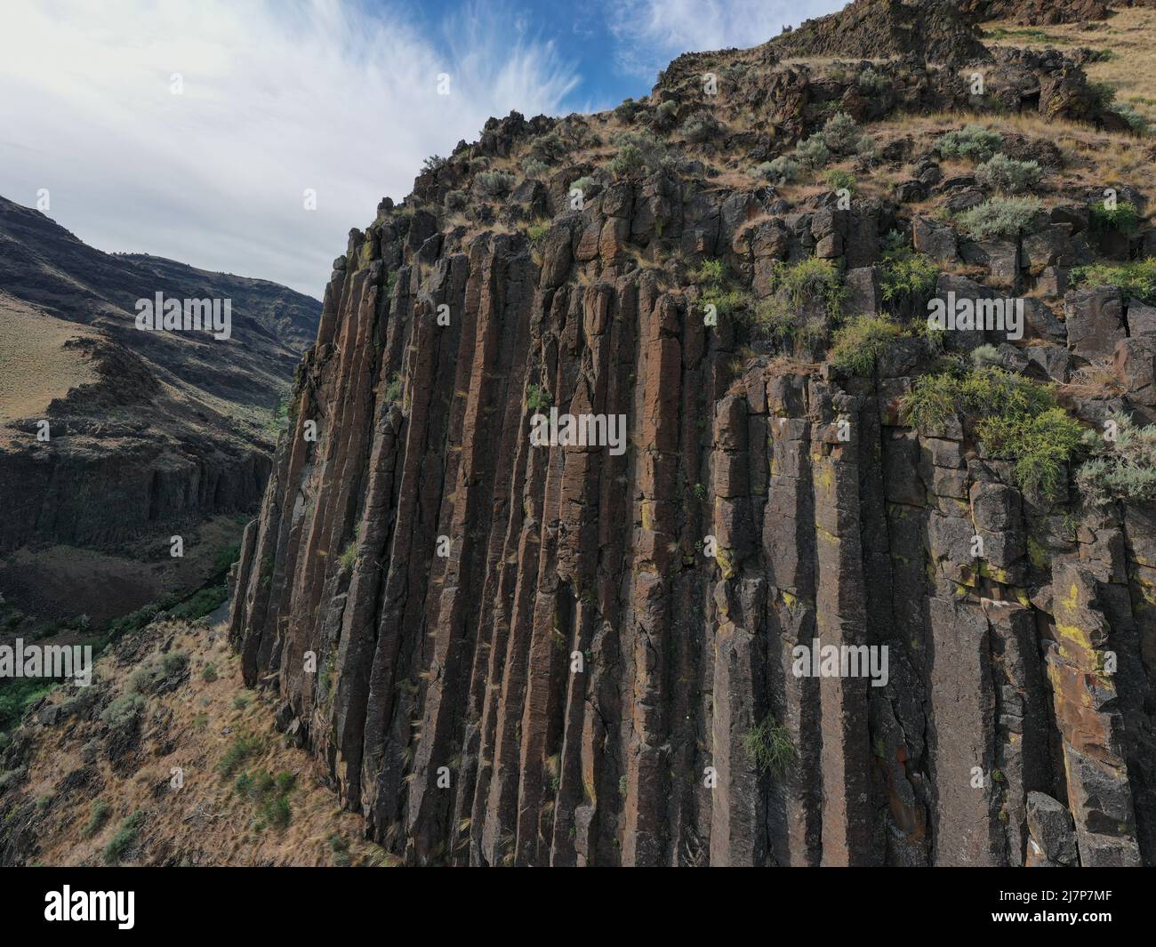 Große Stapel säulenförmiger Basaltsteine säulenförmig einen Durchgang durch den Berg Stockfoto