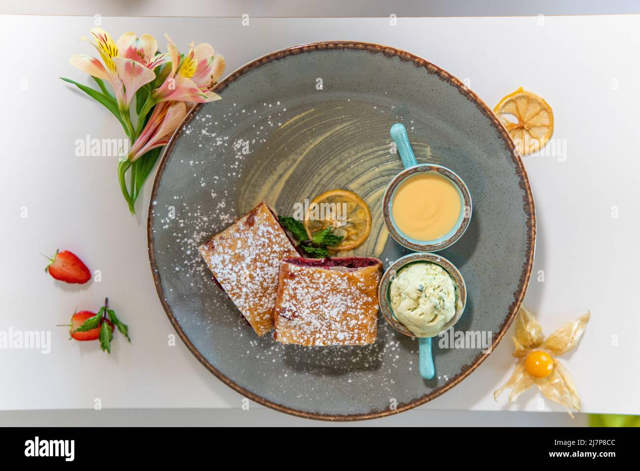 Apfelstrudel mit Honig und Eis und frischen Beeren Stockfoto