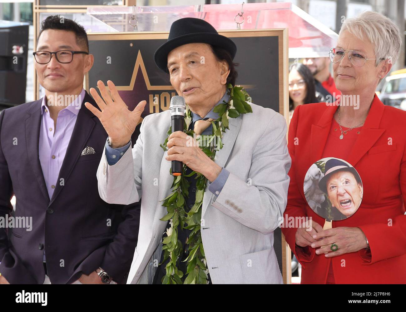 Los Angeles, USA. 10.. Mai 2022. (L-R) Daniel DAE Kim, James Hong und Jamie Lee Curtis beim James Hong Star auf der Hollywood Walk of Fame Zeremonie vor Madame Tussauds Hollywood in Hollywood, CA am Dienstag, dem 10. Mai 2022. (Foto: Sthanlee B. Mirador/Sipa USA) Quelle: SIPA USA/Alamy Live News Stockfoto