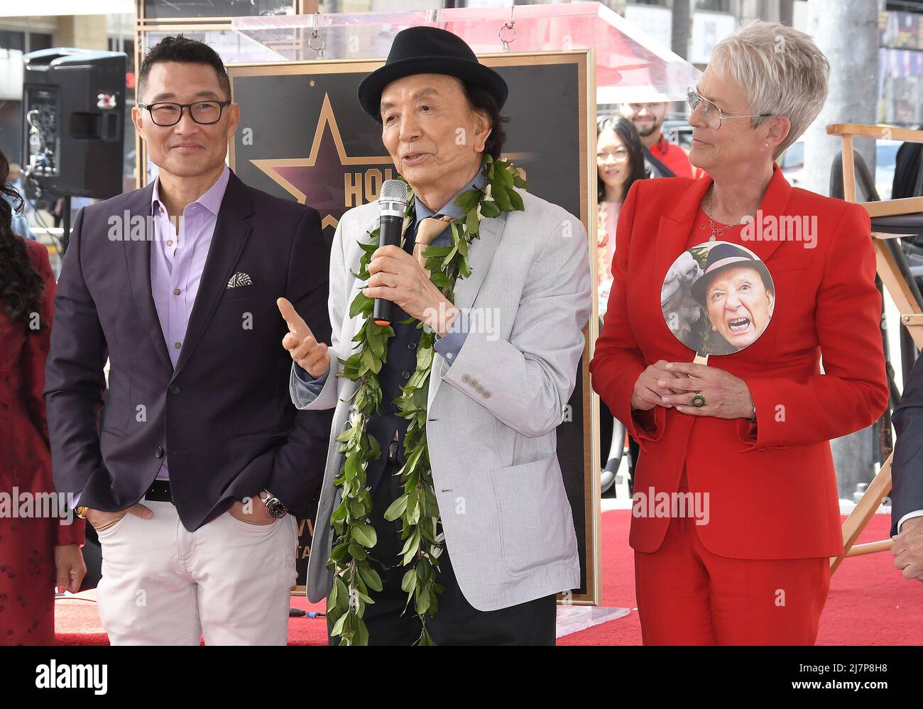 Los Angeles, USA. 10.. Mai 2022. (L-R) Daniel DAE Kim, James Hong und Jamie Lee Curtis beim James Hong Star auf der Hollywood Walk of Fame Zeremonie vor Madame Tussauds Hollywood in Hollywood, CA am Dienstag, dem 10. Mai 2022. (Foto: Sthanlee B. Mirador/Sipa USA) Quelle: SIPA USA/Alamy Live News Stockfoto