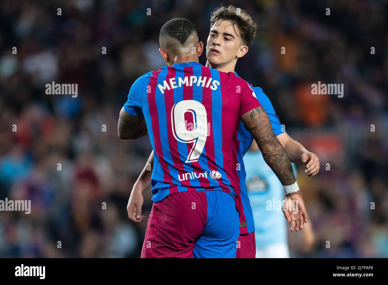Barcelona, Spanien. 10/05/2022, , Memphis Depay und Gavi des FC Barcelona während des Liga-Spiels zwischen dem FC Barcelona und Real Celta de Vigoat Camp Nou in Barcelona, Spanien. Stockfoto