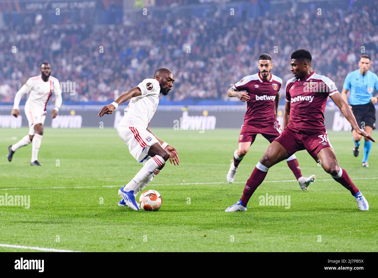 LYON, FRANKREICH - 14. APRIL: Karl Toko Ekambi aus Lyon (L) spielt während des UEFA Europa League Quarter Final Leg Two ma gegen Ben Johnson aus West Ham (R) Stockfoto