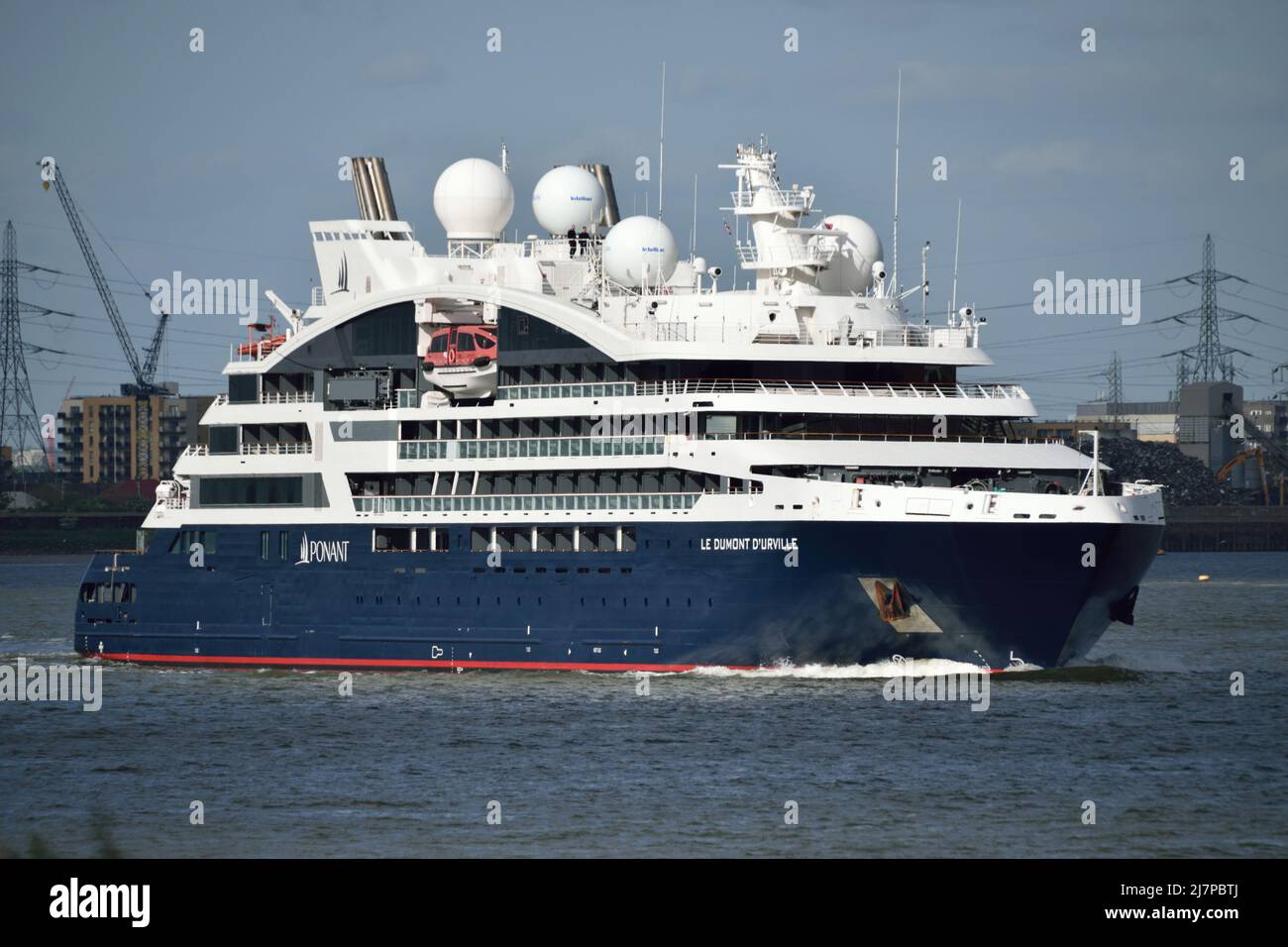 Zum ersten Mal in London das neue Ponant Cruises-Schiff LE DUMONT D'URVILLE ruft erstmals an der Themse in London an Stockfoto