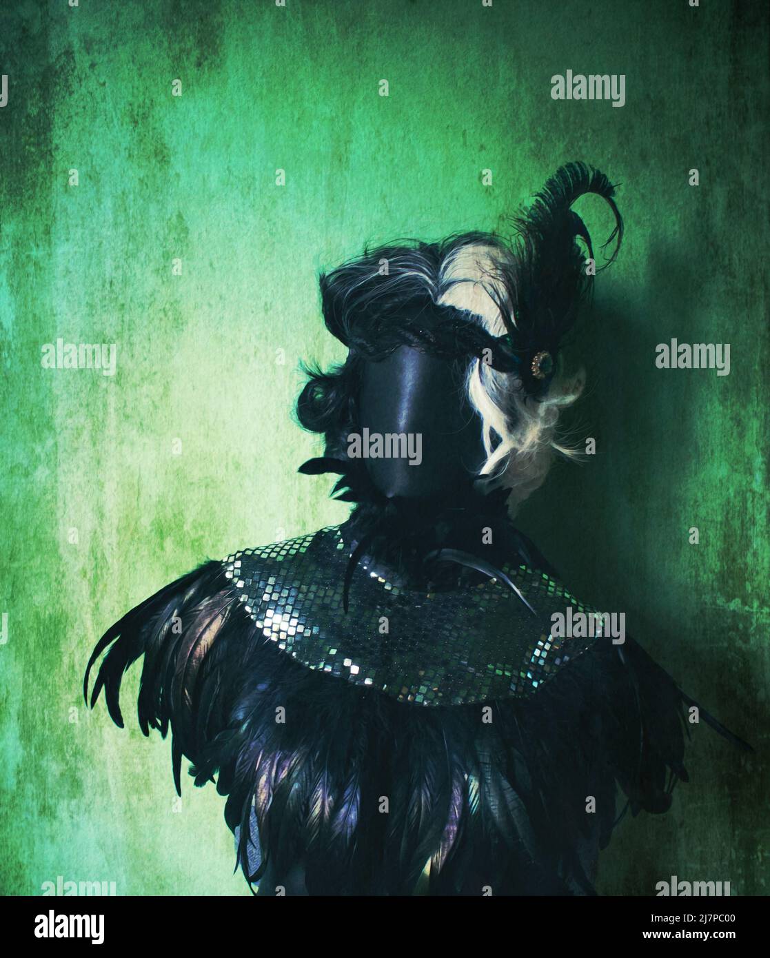 Modische Schaufensterpuppe mit schwarz-weißer Perücke, Stirnband im 20er-Stil und silberfarbenen Pailletten und Federn. Stockfoto