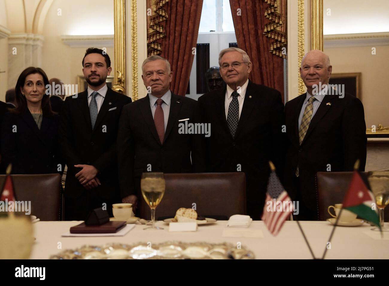 Washington, Usa. 10.. Mai 2022. US-Senator Bod Menendez (D-NJ) posiert für Fotos mit König Abdullah II. Von Jordanien während eines offiziellen Treffens auf dem Capitol Hill in Washington. Kredit: SOPA Images Limited/Alamy Live Nachrichten Stockfoto