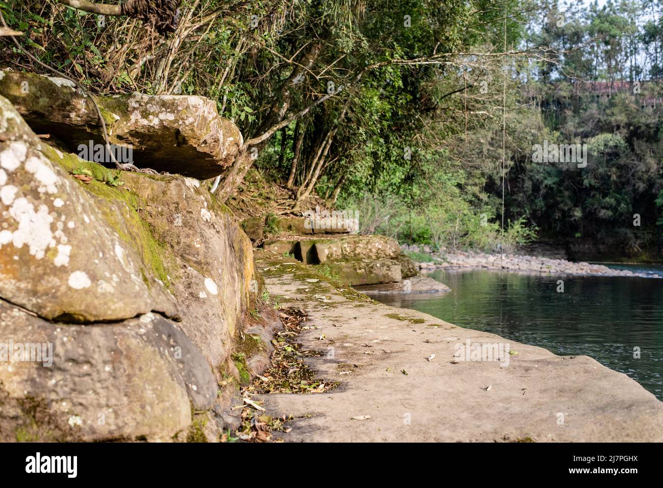 Wunderschöne Landschaft mit Fluss, Felsen, Bäumen und Moos Stockfoto