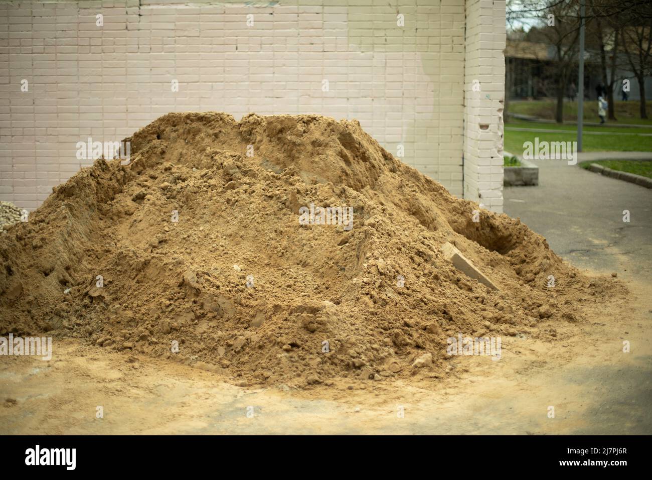 Bausand. Sandhaufen auf der Baustelle. Kleines Schüttgut natürlichen Ursprungs Stockfotografie Bausand. Sandhaufen auf der Baustelle. Kleines Schüttgut natürlichen Ursprungs Stockfotografie