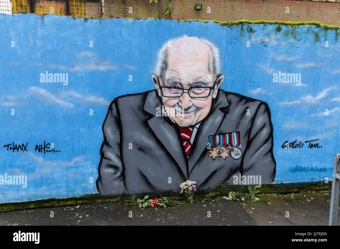 Hauptmann Sir Tom Moore Blumen Tribute links an einem Wandbild in Abbey Wood, South East London mit: Hauptmann Sir Tom Moore, Mural wo: London, Vereinigtes Königreich Wann: 03 Feb 2021 Kredit: Phil Lewis/WENN Stockfoto