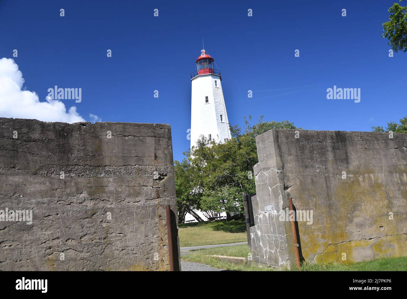 ERSTE UHR: Sandy Hook Light von NJ wurde 1764 fertiggestellt und ist der älteste in Betrieb befindliche Leuchtturm in den USA, der sich auf dem Militärstützpunkt Fort Hancock befindet. Stockfoto