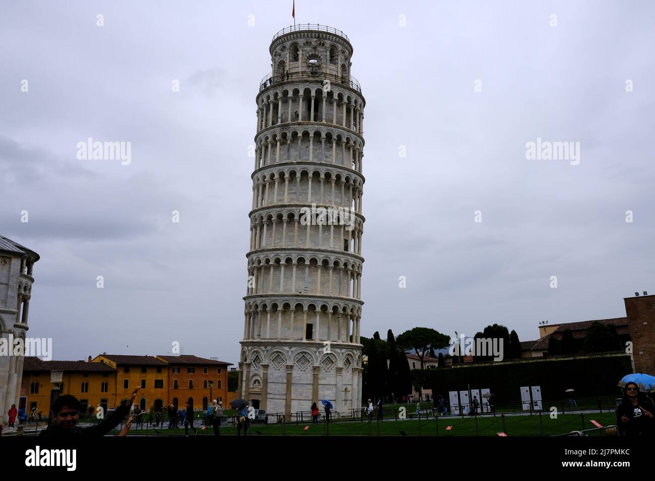 Besuch der Piazza dei Miracoli in Pisa, Italien an einem bewölkten Tag Stockfoto