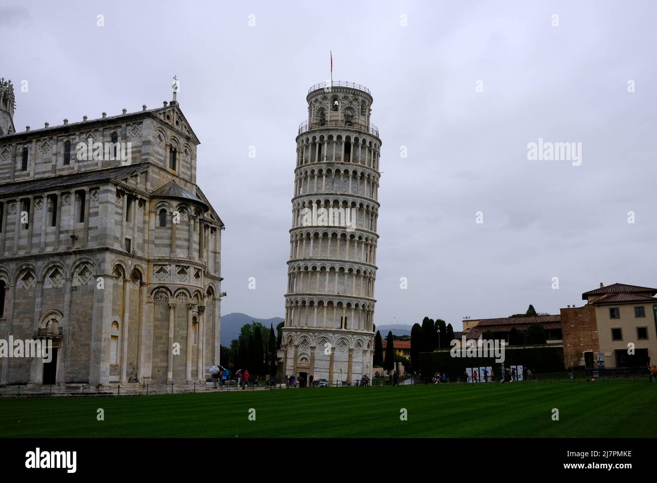 Besuch der Piazza dei Miracoli in Pisa, Italien an einem bewölkten Tag Stockfoto