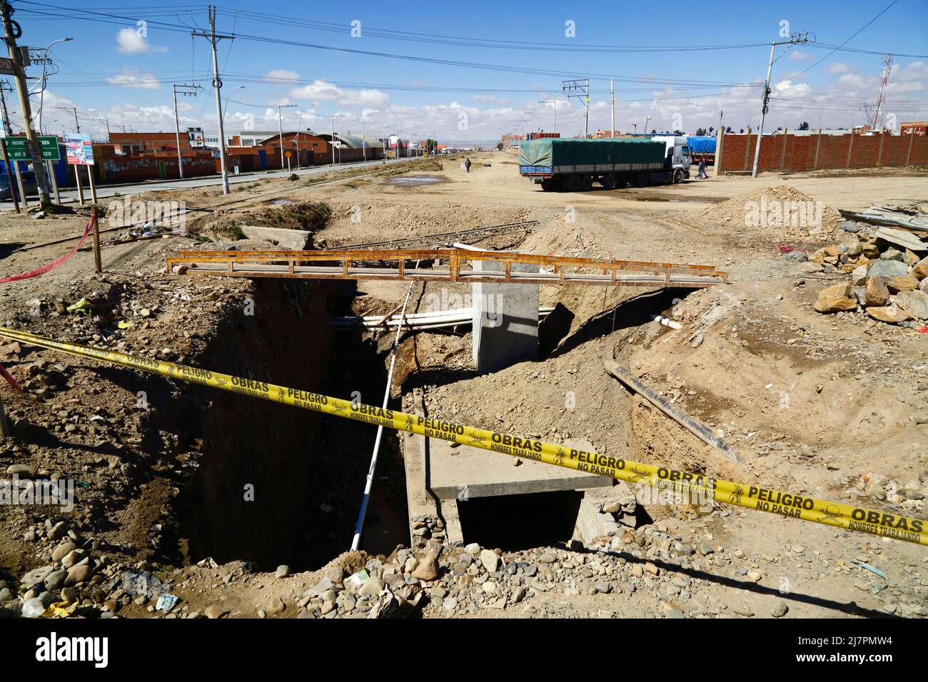 Unvollendete Installation eines neuen unterirdischen Entwässerungssystems neben der Hauptautobahn im Bezirk Senkata, El Alto, Bolivien Stockfoto