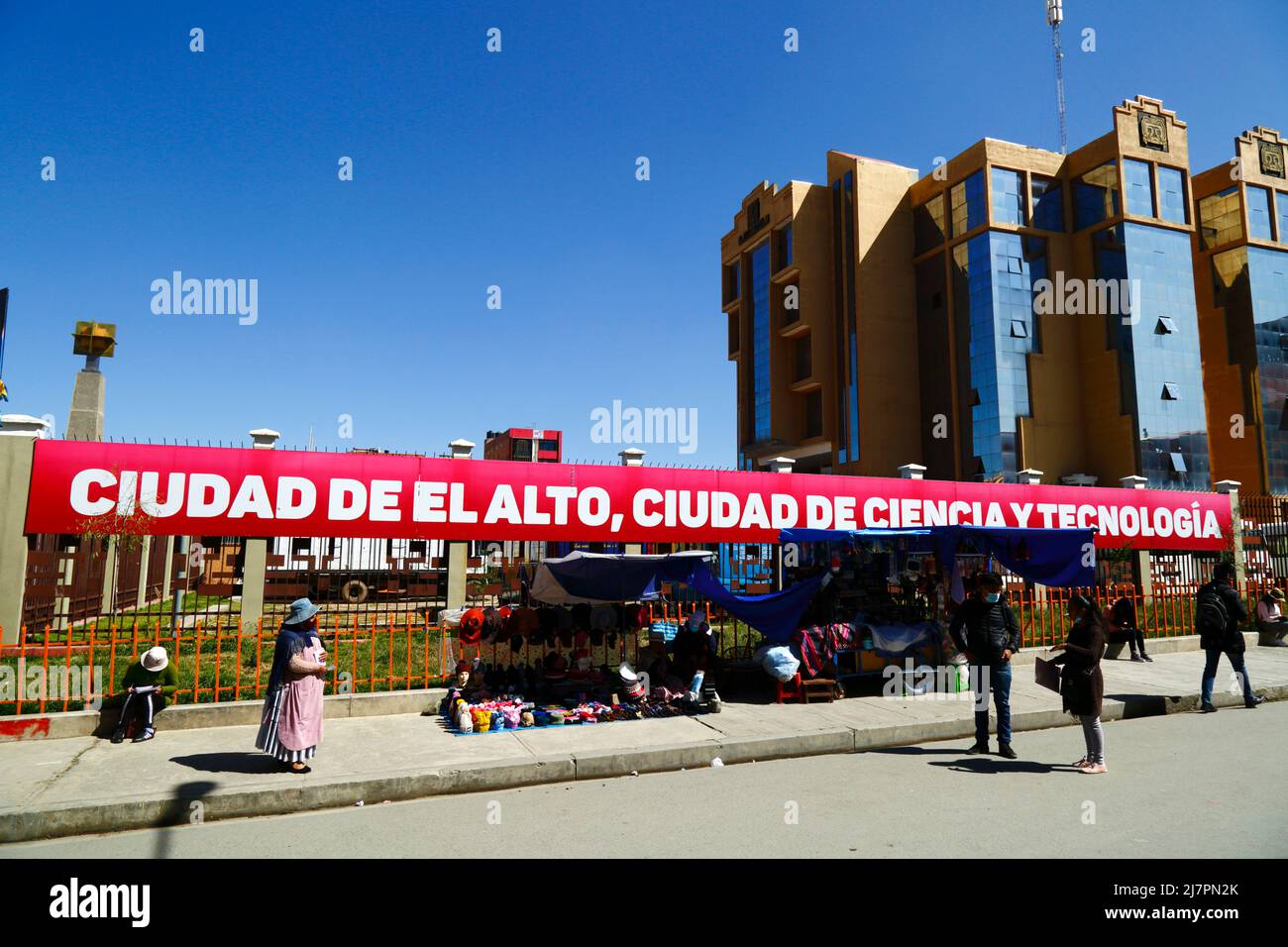 Banner „Stadt El Alto, Stadt der Wissenschaft und Technologie“ vor dem Hauptgebäude der UPEA (Universidad Pública de El Alto) Universität, El Alto, Bolivien Stockfoto
