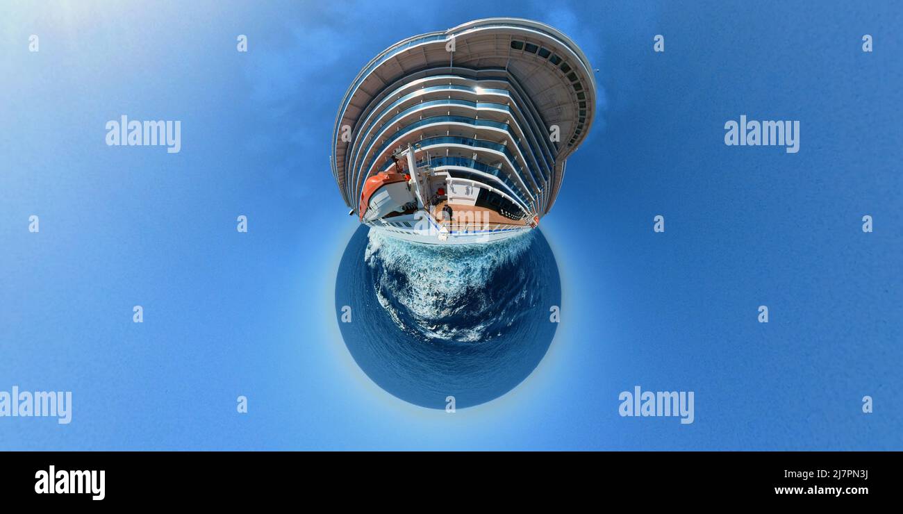 Winziger Planet eines Alleinreisenden, der auf einem Kreuzschiff an Deck steht Stockfoto