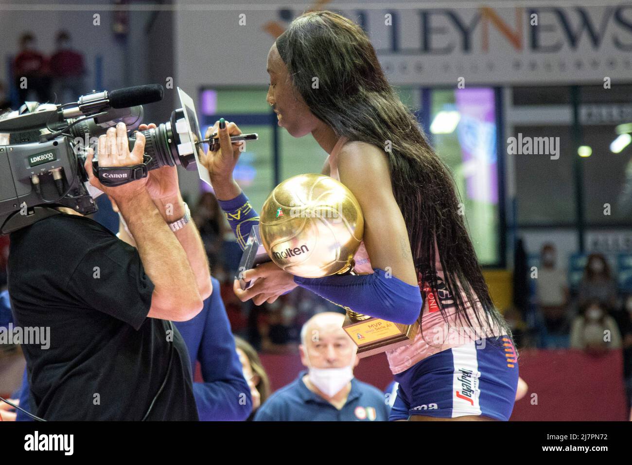 Arena di Monza, Monza, Italien, 10. Mai 2022, EGONU PAOLA (Imoco Volley Conegliano) mit der Trophäe für den besten Spieler der Liga während des Play Off - Vero Volley Monza gegen Prosecco Doc Imoco Volley Conegliano - Volleyball Italienische Serie A1 Frauenspiel Stockfoto