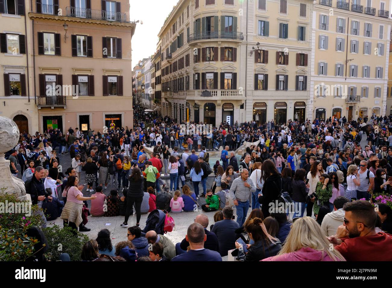 Menschenmassen am Fuße der Spanischen Treppe in Rom, Italien Stockfoto