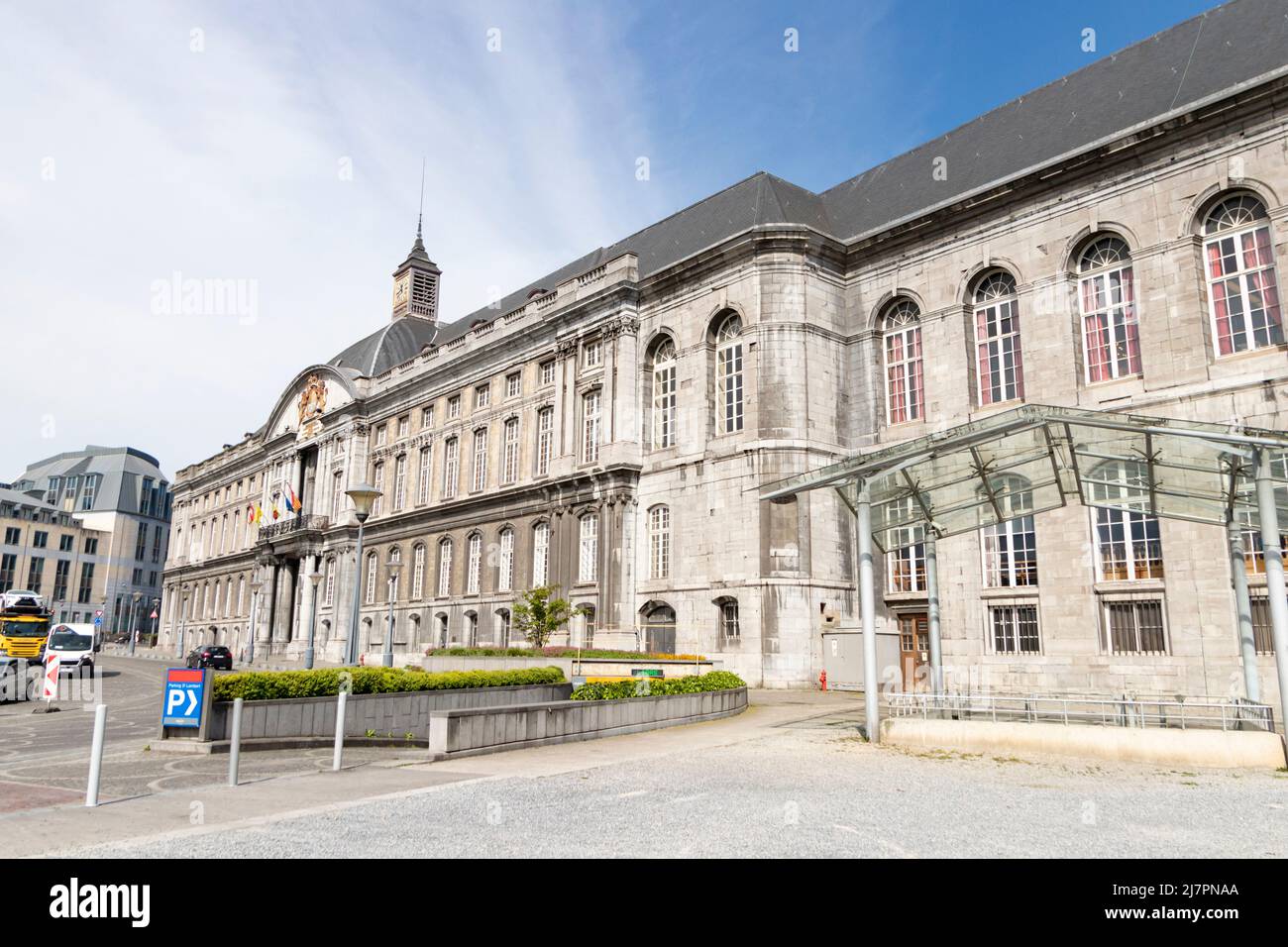 Blick auf die Straße auf den Prinz-Bischöfe-Palast (Palais des Princes-Evêques) am Place Saint-Lambert Stockfoto