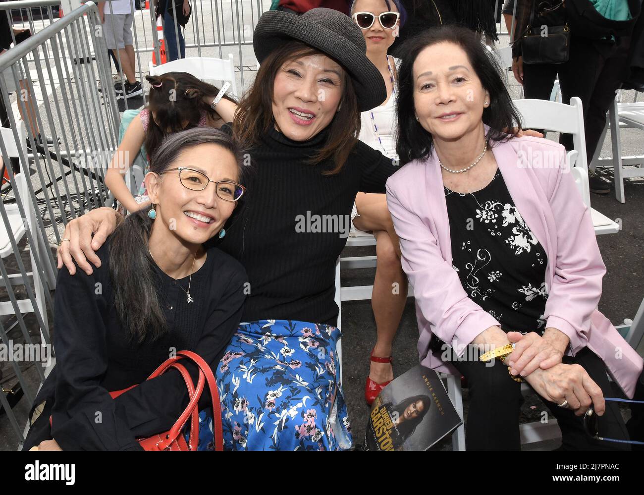 Los Angeles, USA. 10.. Mai 2022. (L-R) Tamlyn Tomita, Janet Yang und Nancy Kwan beim James Hong Star auf der Hollywood Walk of Fame Zeremonie vor Madame Tussauds Hollywood in Hollywood, CA am Dienstag, dem 10. Mai 2022. (Foto: Sthanlee B. Mirador/Sipa USA) Quelle: SIPA USA/Alamy Live News Stockfoto