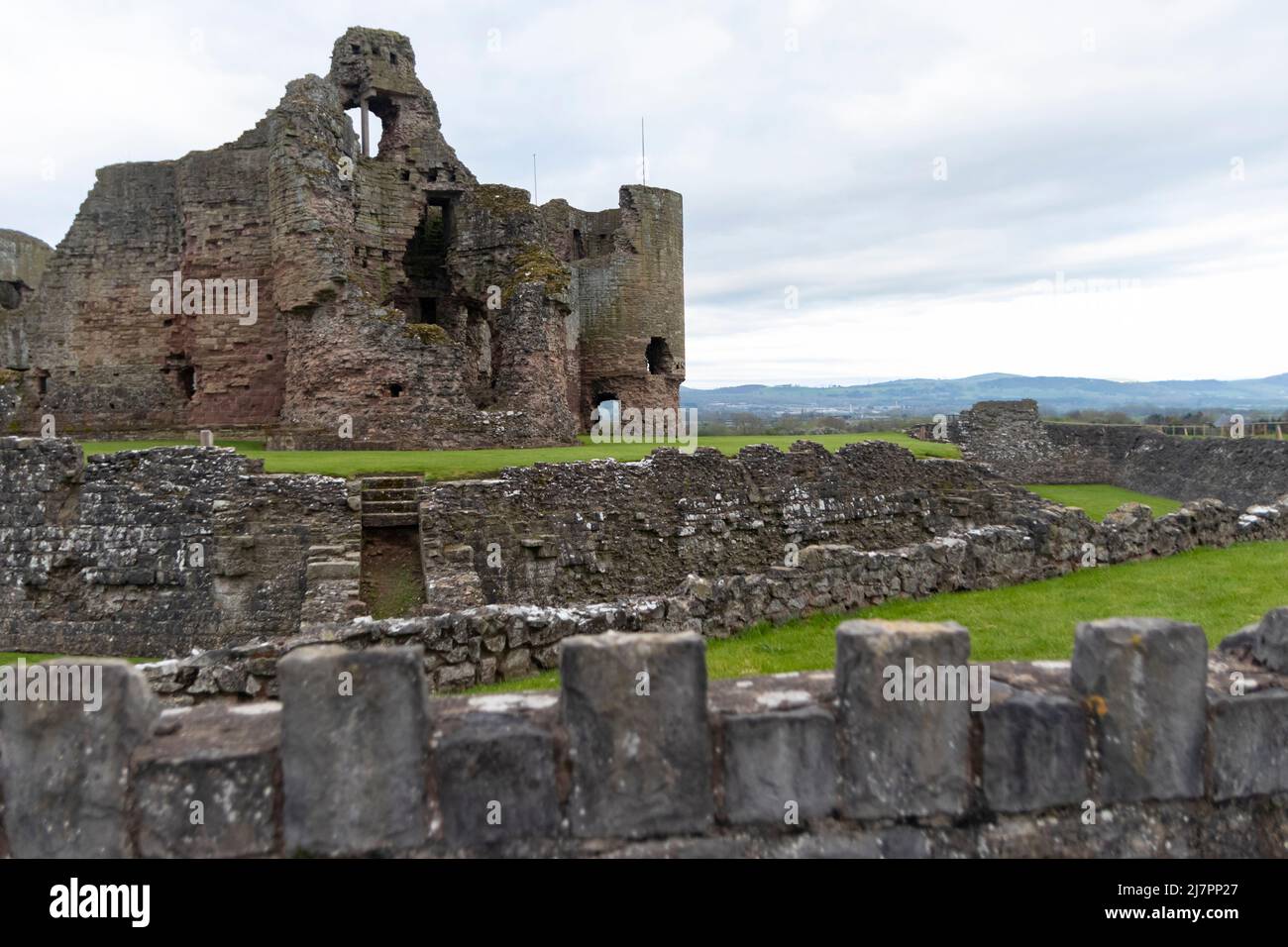 Nordansicht des Rhuddlan Castle, errichtet 1277 neben dem Fluss Clwyd Stockfoto