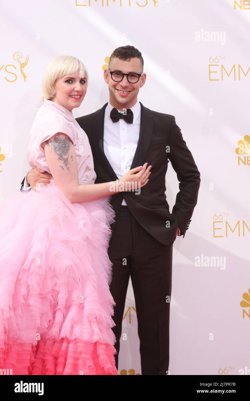 LOS ANGELES - 25. AUGUST: Lena Dunham, Jack Antonoff bei den Primetime Emmy Awards 2014 - Ankunft im Nokia Theater im LA Live am 25. August 2014 in Los Angeles, CA Stockfoto