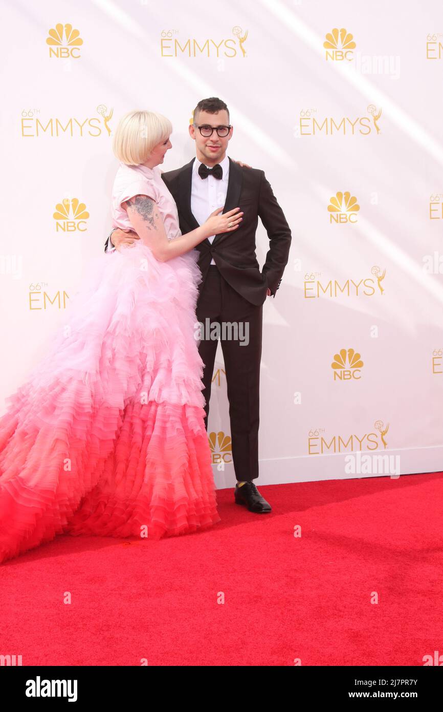 LOS ANGELES - 25. AUGUST: Lena Dunham, Jack Antonoff bei den Primetime Emmy Awards 2014 - Ankunft im Nokia Theater im LA Live am 25. August 2014 in Los Angeles, CA Stockfoto