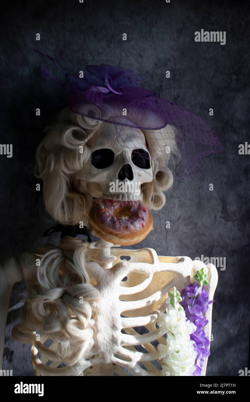 Plastik Human Skeleton trägt Hüte und Perücke im Vintage-Stil und frisst einen leckeren rosa mattierten Donut. Stockfoto
