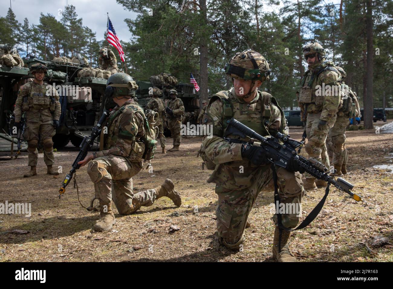 Soldaten der US-Armee, die 4. Squadron zugeordnet sind, führen 2D Cavalry Regiment vor einem taktischen straßenmarsch im Trainingsgebiet Niinsalo, Finnland, am 8. Mai 2022 eine Feuersicherheitsübung durch. Übung Arrow ist eine jährliche, vorgeplante, multinationale Übung, die in Finnland stattfindet, wo Besuchskräfte, darunter die USA, Großbritannien, Lettland, Und Estland trainieren gemeinsam mit den finnischen Verteidigungskräften in intensiven Force-on-Force-Engagements und einer Live-Feuerübung mit dem Ziel, die militärische Bereitschaft zu erhöhen und die Interoperabilität zwischen den teilnehmenden Partnerländern zu entwickeln. (USA Armee-Foto von SPC. Elizab Stockfoto
