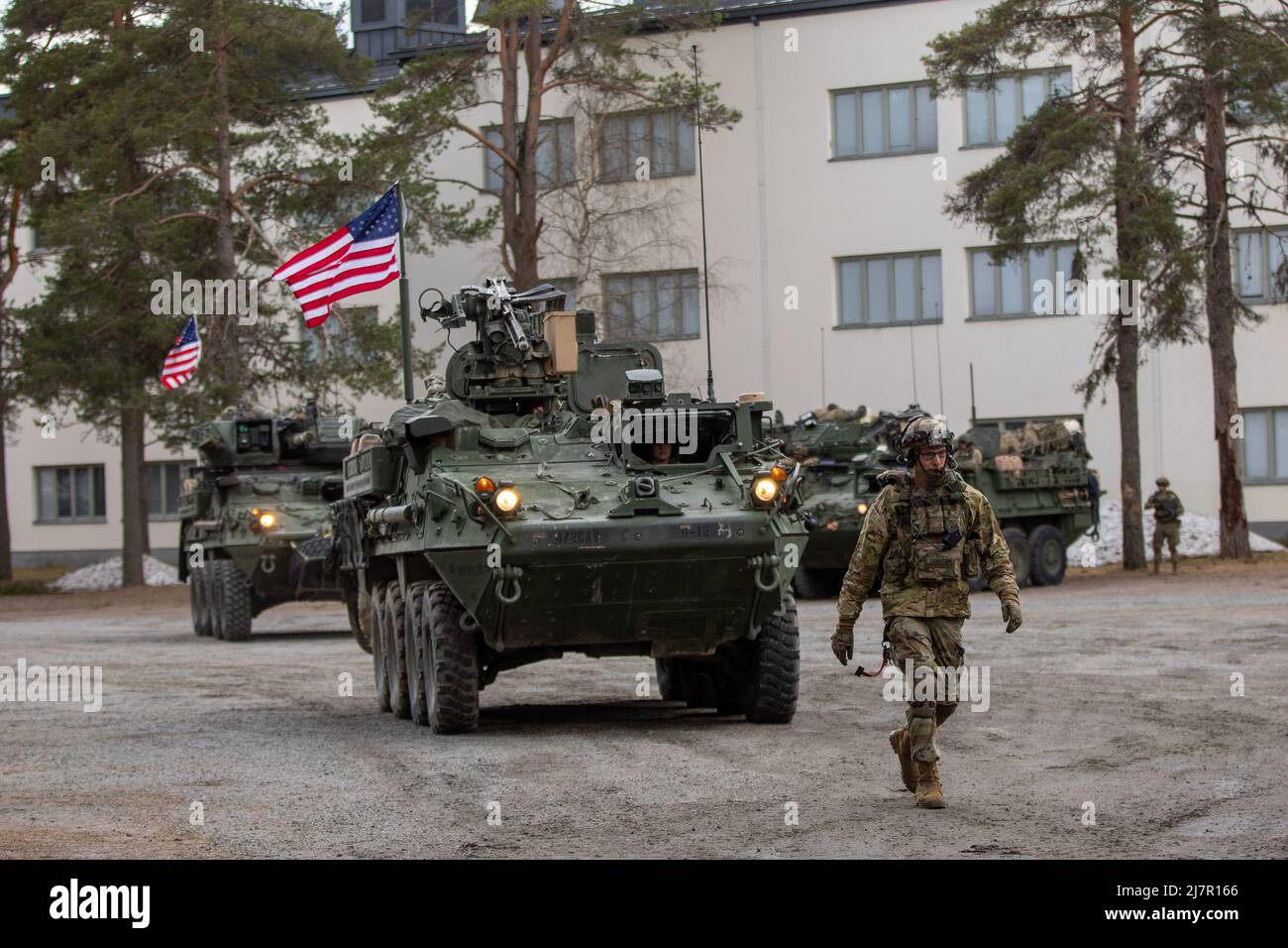 Soldaten der US-Armee, die 4. Squadron, 2D Cavalry Regiment zugeordnet sind, führen einen taktischen straßenmarsch vom Niinisalo Training Area, Finnland, 8. Mai 2022 durch. Übung Arrow ist eine jährliche, vorgeplante, multinationale Übung, die in Finnland stattfindet, wo Besuchskräfte, darunter die USA, Großbritannien, Lettland, Und Estland trainieren gemeinsam mit den finnischen Verteidigungskräften in intensiven Force-on-Force-Engagements und einer Live-Feuerübung mit dem Ziel, die militärische Bereitschaft zu erhöhen und die Interoperabilität zwischen den teilnehmenden Partnerländern zu entwickeln. (USA Armee-Foto von SPC. Elizabeth MacPherson) Stockfoto