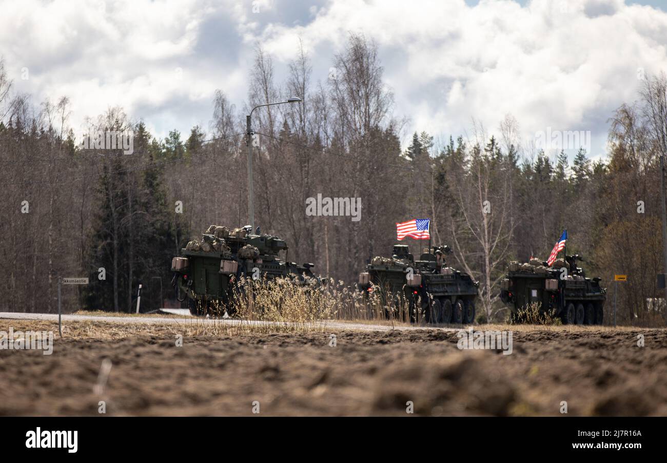 Soldaten der US-Armee wurden dem Konvoi des Kavallerieregiments 2D und 4. Squadron bei einem taktischen straßenzug im Trainingsgebiet Niinisalo, Finnland, zugewiesen, 8. Mai 2022. Übung Arrow ist eine jährliche, vorgeplante, multinationale Übung, die in Finnland stattfindet, wo Besuchskräfte, darunter die USA, Großbritannien, Lettland, Und Estland trainieren gemeinsam mit den finnischen Verteidigungskräften in intensiven Force-on-Force-Engagements und einer Live-Feuerübung mit dem Ziel, die militärische Bereitschaft zu erhöhen und die Interoperabilität zwischen den teilnehmenden Partnerländern zu entwickeln. (USA Armee-Foto von SPC. Elizabeth MacPherson) Stockfoto