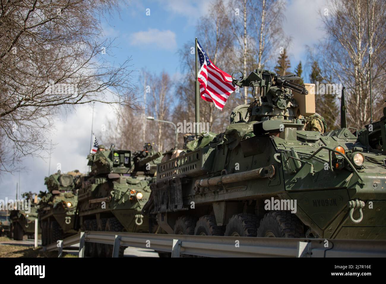 Soldaten der US-Armee wurden dem Konvoi des Kavallerieregiments 2D und 4. Squadron bei einem taktischen straßenzug im Trainingsgebiet Niinisalo, Finnland, zugewiesen, 8. Mai 2022. Übung Arrow ist eine jährliche, vorgeplante, multinationale Übung, die in Finnland stattfindet, wo Besuchskräfte, darunter die USA, Großbritannien, Lettland, Und Estland trainieren gemeinsam mit den finnischen Verteidigungskräften in intensiven Force-on-Force-Engagements und einer Live-Feuerübung mit dem Ziel, die militärische Bereitschaft zu erhöhen und die Interoperabilität zwischen den teilnehmenden Partnerländern zu entwickeln. (USA Armee-Foto von SPC. Elizabeth MacPherson) Stockfoto