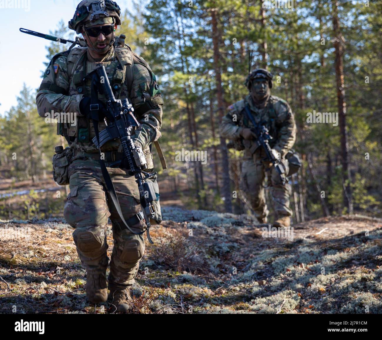 Soldaten der US-Armee der 4. Squadron, 2D Cavalry Regiment bewegen sich während der Übung Arrow 22 im Niinisalo Training Area, Finnland, am 4. Mai 2022 zur Deckung. Übung Arrow ist eine jährliche, vorgeplante, multinationale Übung, die in Finnland stattfindet, wo Besuchskräfte, darunter die USA, Großbritannien, Lettland, Und Estland trainieren zusammen mit den finnischen Verteidigungskräften in intensiven Force-on-Force-Engagements und einer Live-Feuerübung mit dem Ziel, die militärische Bereitschaft zu erhöhen und die Interoperabilität zwischen den teilnehmenden Partnerländern zu entwickeln. (USA Armee-Foto von SPC. Elizabeth MacPherson) Stockfoto